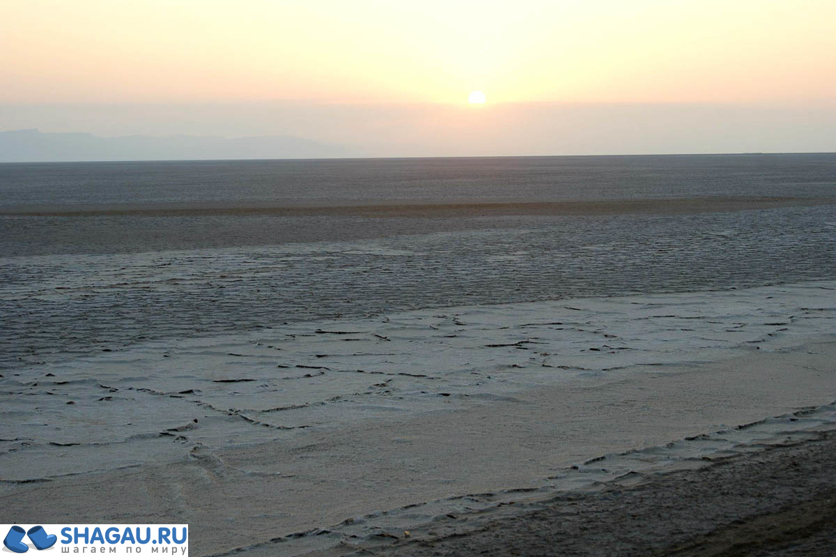 Рассвет на соляном озере Шот Эль-Джерид