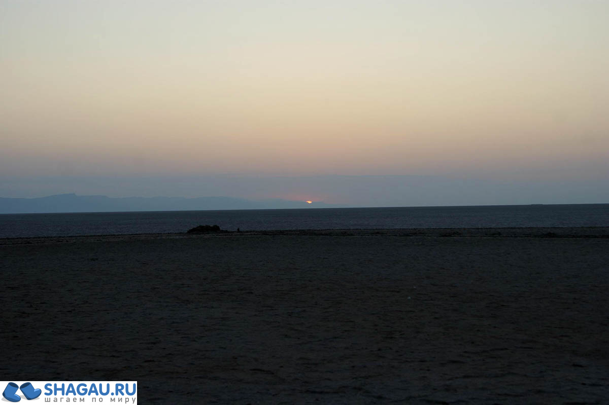 Рассвет на соляном озере Шот Эль-Джерид